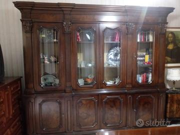 credenza-vetrina classica in legno di noce