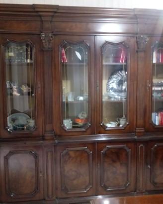 credenza-vetrina classica in legno di noce