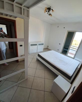 letto comodino e un comò