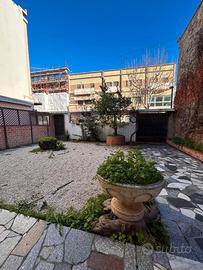 Casa indipendente in centro con ampi spazi esterni