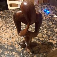 statua del pensatore in legno