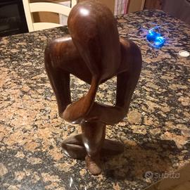 statua del pensatore in legno