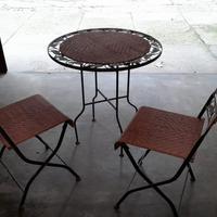 Tavolino e  2 sedie pieghevoli in ferro battuto