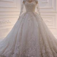 Abito da sposa con velo 