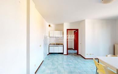 MONOLOCALE DA RISTRUTTURARE CON BALCONE E BOX AUTO