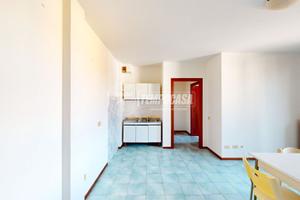 MONOLOCALE DA RISTRUTTURARE CON BALCONE E BOX AUTO