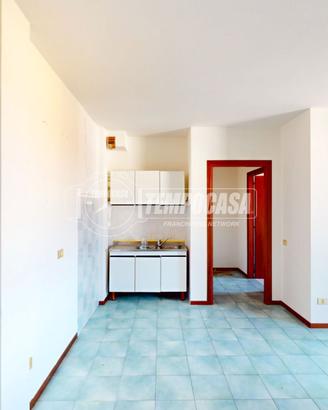 MONOLOCALE DA RISTRUTTURARE CON BALCONE E BOX AUTO