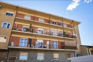 TRILOCALE FINEMENTE RISTRUTTURATO COMODO AI SERVIZ