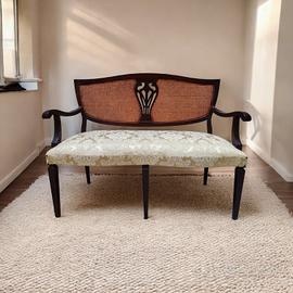 divanetto in stile inglese in vero legno 