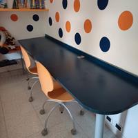 Scrivania e sedie con rotelle 