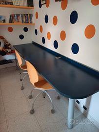 Scrivania e sedie con rotelle 