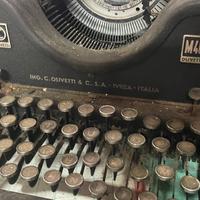 Macchina da scrivere olivetti