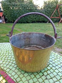 antico bollitore in ottone.