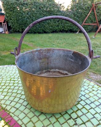 antico bollitore in ottone.