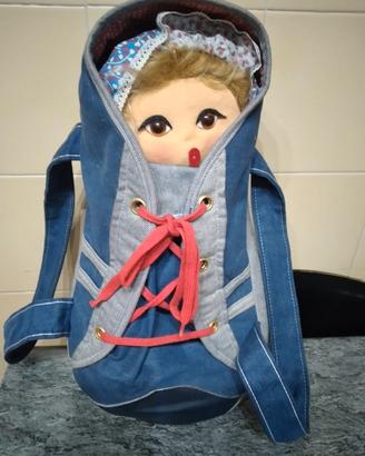 Bambola di pezza nella scarpa 