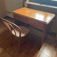 Scrivania in legno con 2 cassetti + sedia