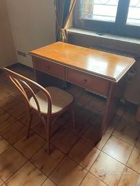 Scrivania in legno con 2 cassetti + sedia