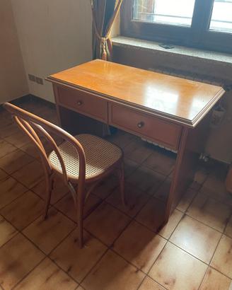 Scrivania in legno con 2 cassetti + sedia