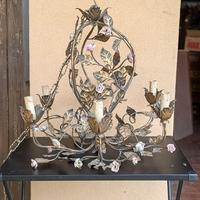 Lampadario vintage in ferro e fiori in ceramica