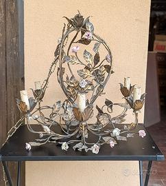 Lampadario vintage in ferro e fiori in ceramica