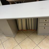 Scrivania con cassettiera e scaffale