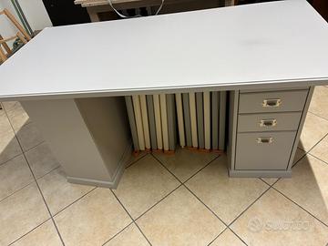 Scrivania con cassettiera e scaffale