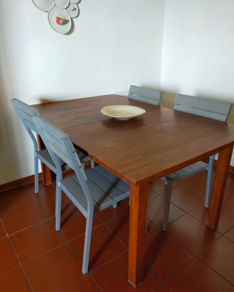 Tavolo con sedie
