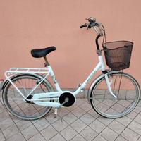 Bicicletta da 24 bianca pieghevole con cesto