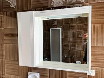 Specchio con armadietto