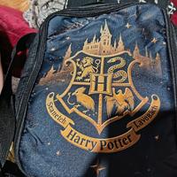 zaino rosa e borsa nera