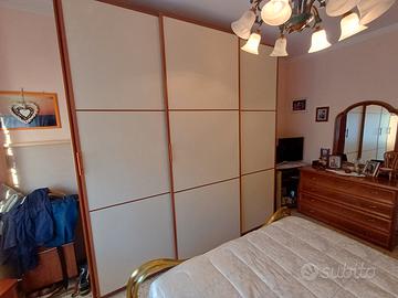 Armadio a 3 ante scorrevoli e 2 cassettiere