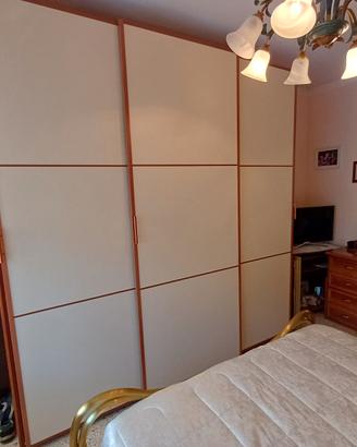 Armadio a 3 ante scorrevoli e 2 cassettiere
