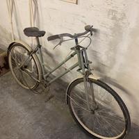 Bici telaio Vintage. Ritrovo in cantina