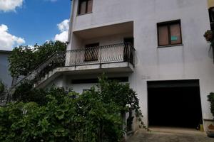 Vendita casa con giardino e garage