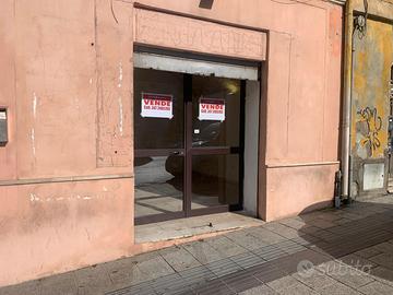 Piccolo locale in zona centrale di passaggio