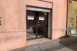 Piccolo locale in zona centrale di passaggio