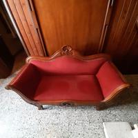 Divano due posti in legno e tessuto.