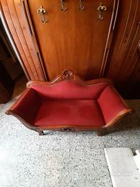 Divano due posti in legno e tessuto.