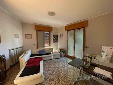Appartamento di 140 m² con 5 locali e box auto a F