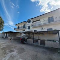 Struttura B/5 Con Ampio Parcheggio