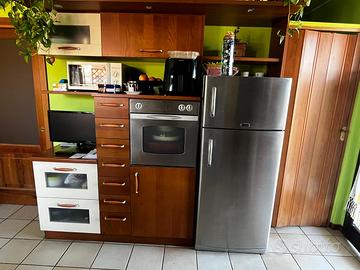 cucina in laminato con elettrodomestici
