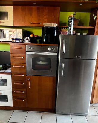cucina in laminato con elettrodomestici