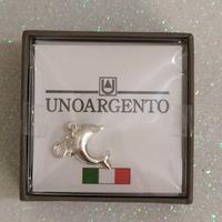 Charm in argento con moschettone