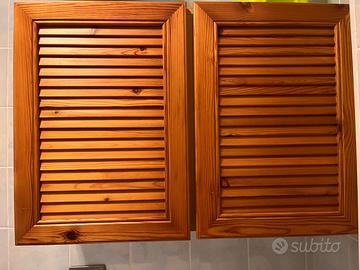 Mobiletto pensile in legno con ante a persiana
