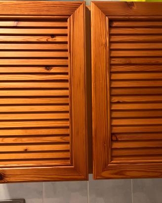 Mobiletto pensile in legno con ante a persiana