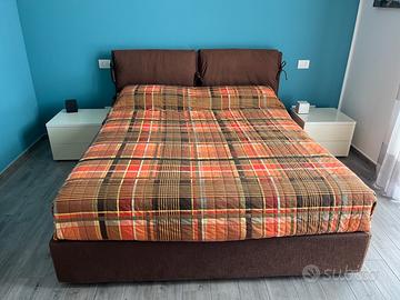 Letto matrimoniale e comodini