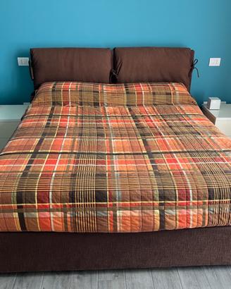 Letto matrimoniale e comodini