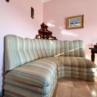 Divano ad angolo e angoliera dell'Ottocento