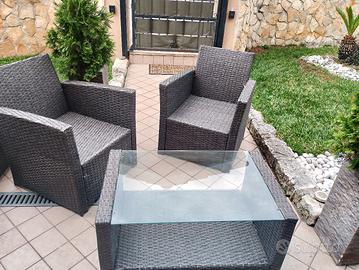 Set due poltrone e un tavolino giardino 