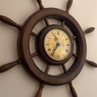 Orologio a forma di timone antico in legno – anni 